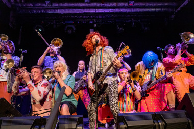 Konzert von Querbeat, Weiberfastnacht Ströer, Bogen 2, Köln