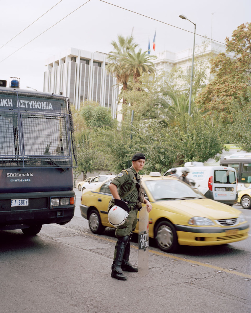 Portrait eines Polizisten Athen Griechenland - Juliane Herrmann