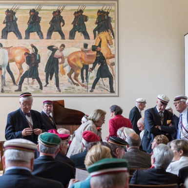 Burschenschafter verschiedener Bünde in der Aula der Friedrich-Schiller-Universität in Jena vor dem Festakt zum Jahrestag der Gründung der ersten Burschenschaft. Im Hintergrund hängt das Bild „Auszug deutscher Studenten in den Freiheitskrieg von 1813“ von Ferdinand Hodler.