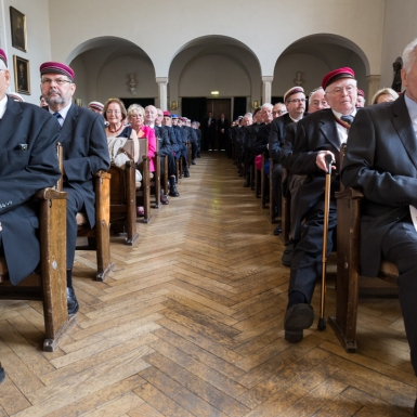 Links Oberbürgermeister a.D. Peter Röhlinger und rechts Festredner Dr. Dieter Haack (Bundesminister a.D.) waren Ehrengäste beim Festakt zum 200. Jahrestag der Burschenschaft.