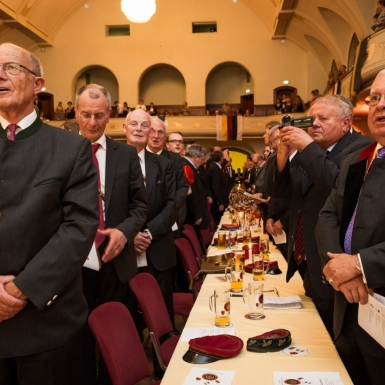 Burschenschafter beim Singen des Burschenschafterliedes während des Festkommers zum 200. Jahrestag der Gründung der Burschenschaft, im Volkshaus, in Jena.