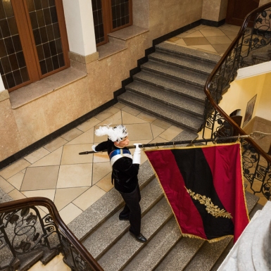 Auszug der Chargierten. Als letztes wird die Gründungsflagge der Jenaischen Burschenschaft hinausgetragen. Sie trägt die deutschen Farben schwarz-rot-gold.