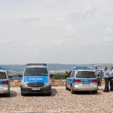 Nachdem am Vorabend Burschenschafter während des Nachhauseweges attacktiert wurden, fährt die Polizei erhöhte Bereitschaft während des Ausfluges auf die Leuchtenburg bei Kahla, Thüringen auf.