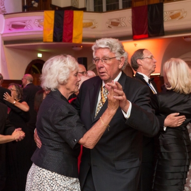 Tanzende Burschenschafter mit ihren Damen während des Festballs zur 200. Jahrfeier im Volkshaus, Jena.