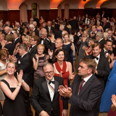 Tanzende Burschenschafter mit ihren Damen während des Festballs zur 200. Jahrfeier im Volkshaus, Jena.