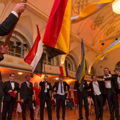 Am Ende des Festballes feiert das Süddeutsche Kartell (ein Verbund aus 6 Burschenschaften) seine Freundschaft mit dem Wehen der Flaggen der 6 einzelnen Bünde.