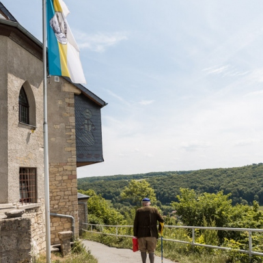 Burschenschafter auf dem Heimweg nach dem Frühschoppen auf dem Fuchsturm, in Jena. Die Fahne zeigt die Farben der Stadt Jena.
