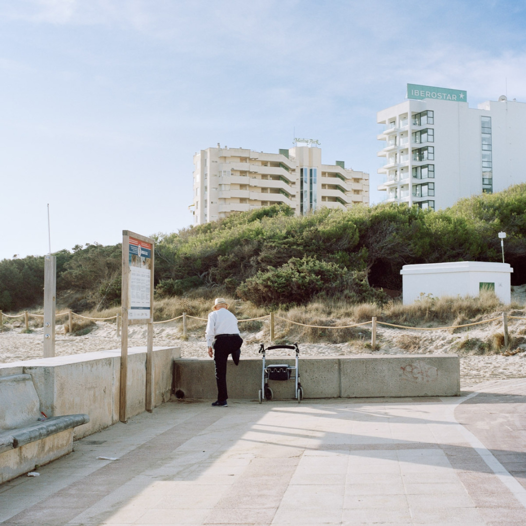 Älterer Herr beim Morgensport, Cala Millor, Mallorca
