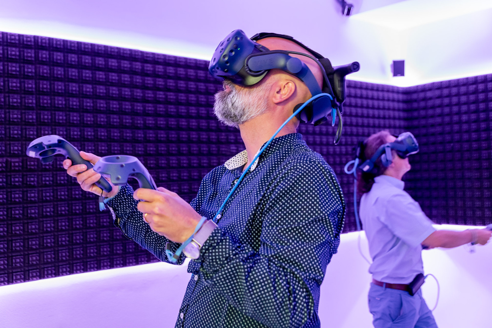 Mann mit VR Brille, Holocafè, Düsseldorf