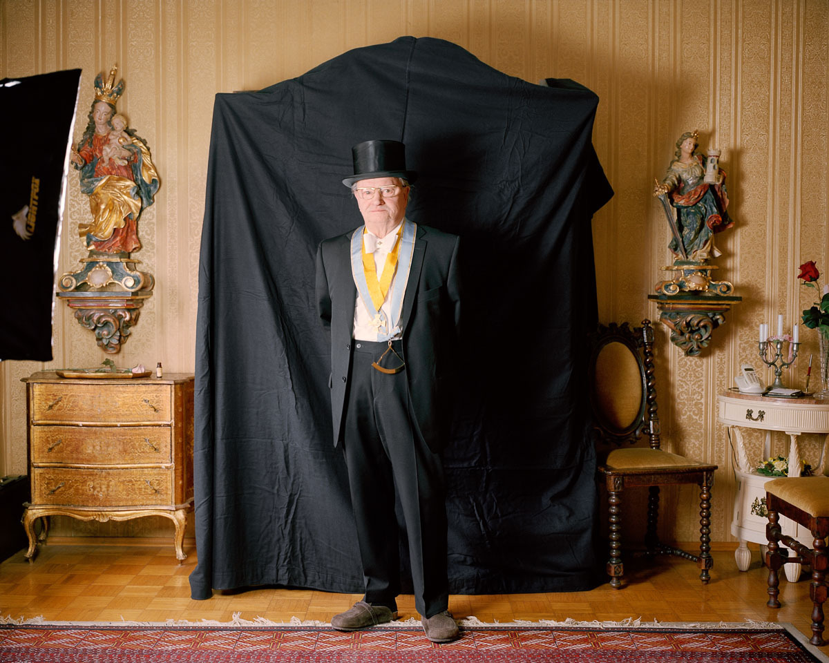 Past Master of ‘Günther zur Eintracht’ Lodge, Rudolstadt, and ‘Zur aufgehenden Sonne’ Lodge, Sonneberg, Germany. His Mother Lodge is ‘Freimut und Wahrheit zu Cöln’, Cologne, Germany. Photographed at his home in Hennef, Germany, 2013.