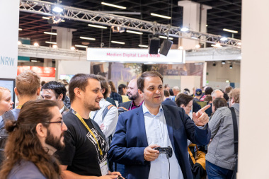 Staatssekretär Nathanael Liminski besucht Messestand - Gamescom 2019