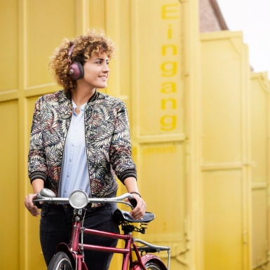 Lifestylefotografie Frau mit Panasonic Kopfhörern