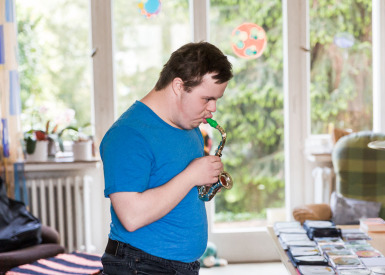 Portrait eines Jungen mit Downsyndrom