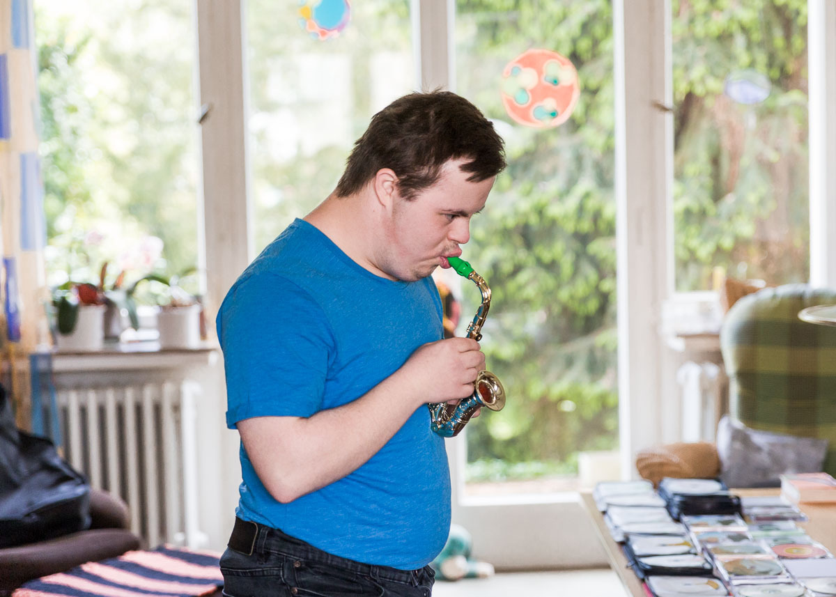 Portrait eines Jungen mit Downsyndrom