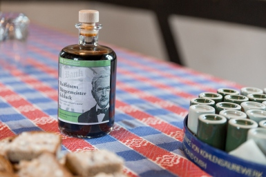 Detailaufnahme Raiffeisen Schnaps