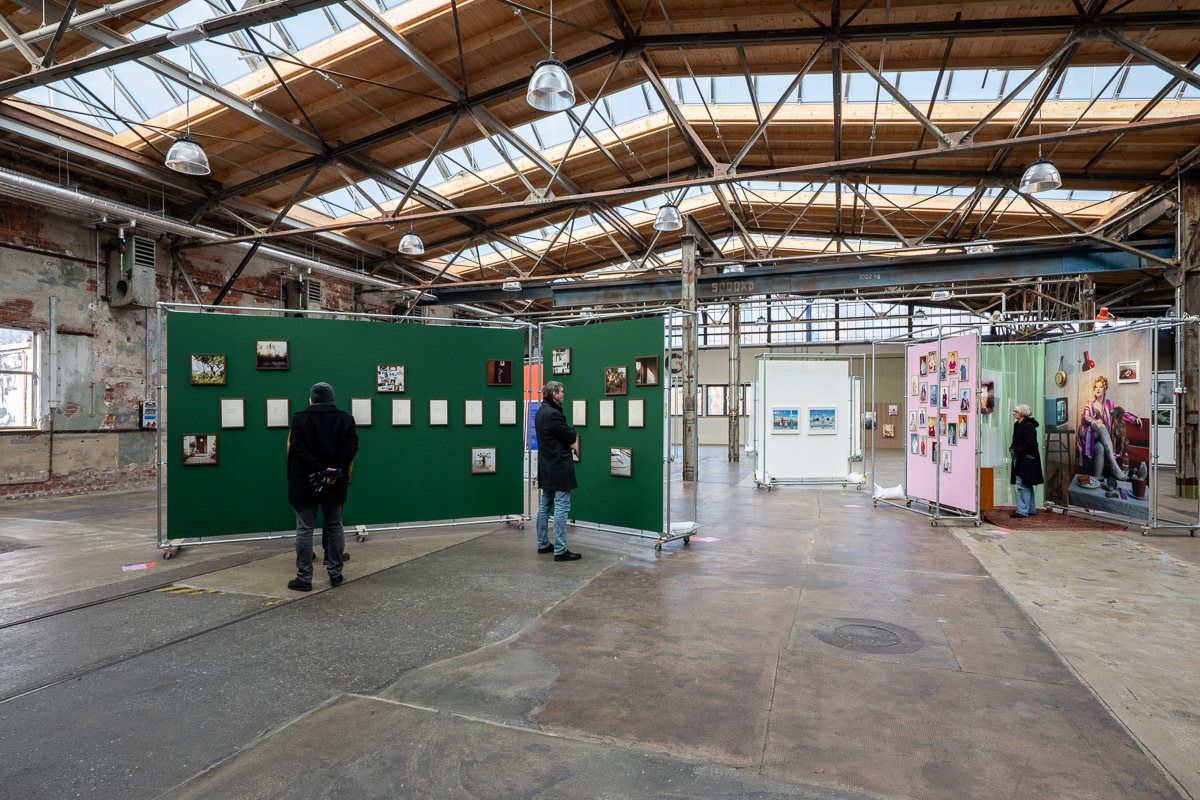 "Trace of Us", Ausstellung im Garagen-Campus in Chemnitz während der Kulturhauptstadt 2025